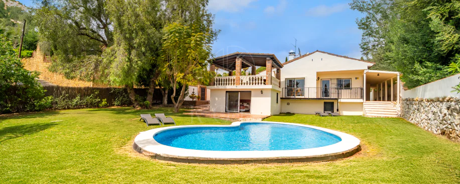 VILĂ FERMECĂTOARE CU 4 DORMITOARE ȘI SPAȚIU EXTERIOR EXTINS ÎN MARBELLA