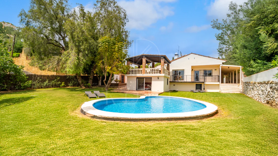 VILĂ FERMECĂTOARE CU 4 DORMITOARE ȘI SPAȚIU EXTERIOR EXTINS ÎN MARBELLA