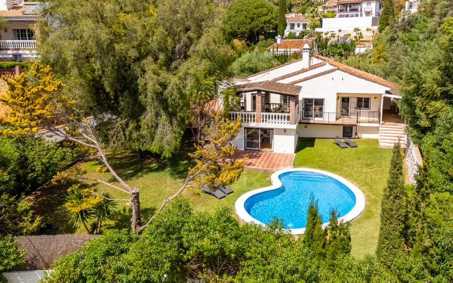 CHARMING 4-BEDROOM VILLA WITH EXPANSIVE OUTDOOR AREA IN MARBELLA