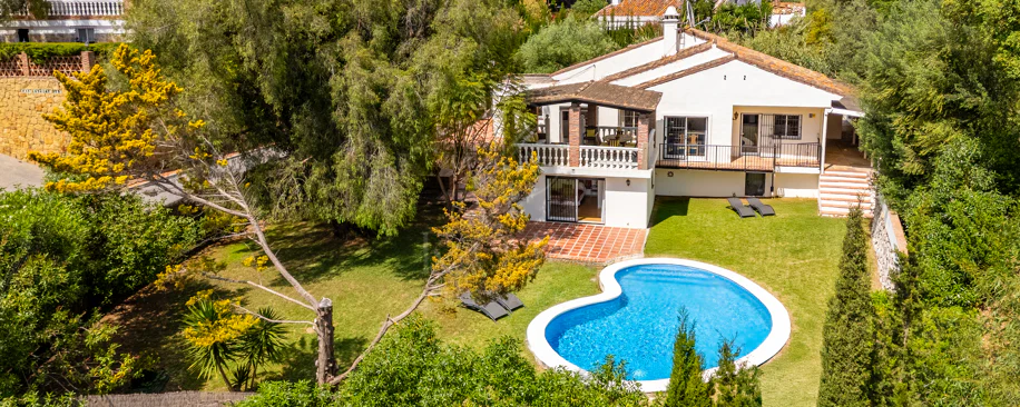 VILĂ FERMECĂTOARE CU 4 DORMITOARE ȘI SPAȚIU EXTERIOR EXTINS ÎN MARBELLA