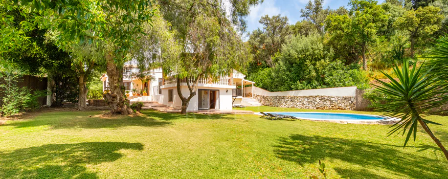 VILĂ FERMECĂTOARE CU 4 DORMITOARE ȘI SPAȚIU EXTERIOR EXTINS ÎN MARBELLA