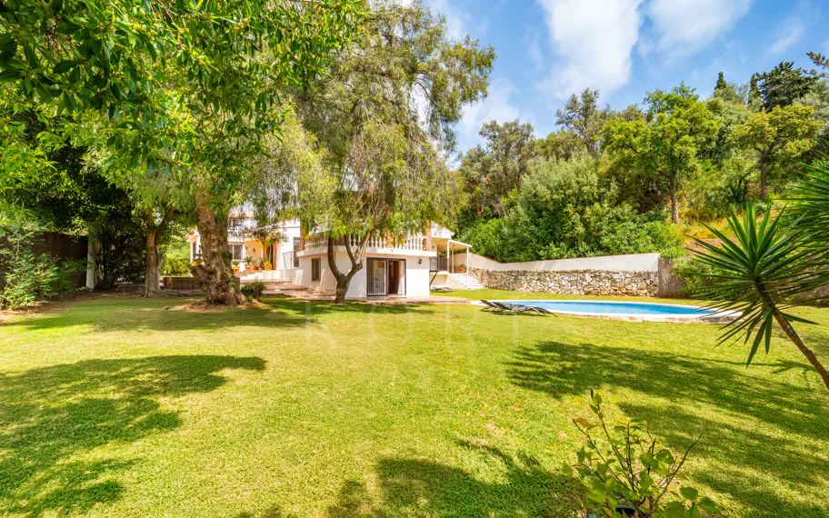 CHARMING 4-BEDROOM VILLA WITH EXPANSIVE OUTDOOR AREA IN MARBELLA