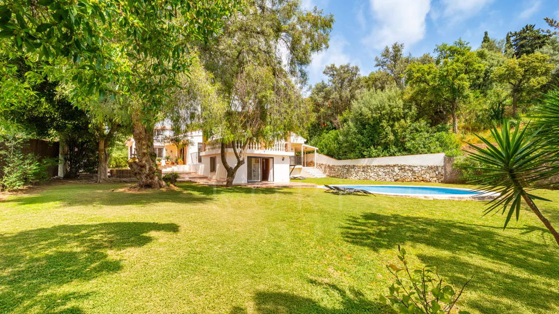 VILĂ FERMECĂTOARE CU 4 DORMITOARE ȘI SPAȚIU EXTERIOR EXTINS ÎN MARBELLA