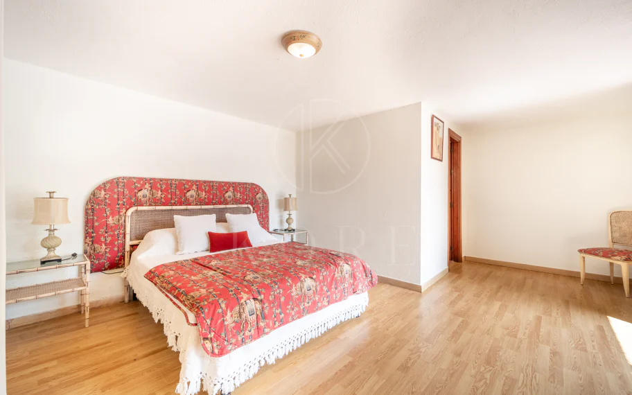 CHARMING 4-BEDROOM VILLA WITH EXPANSIVE OUTDOOR AREA IN MARBELLA