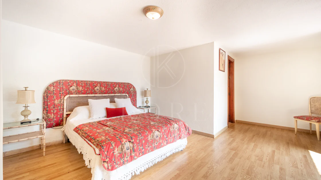 VILĂ FERMECĂTOARE CU 4 DORMITOARE ȘI SPAȚIU EXTERIOR EXTINS ÎN MARBELLA