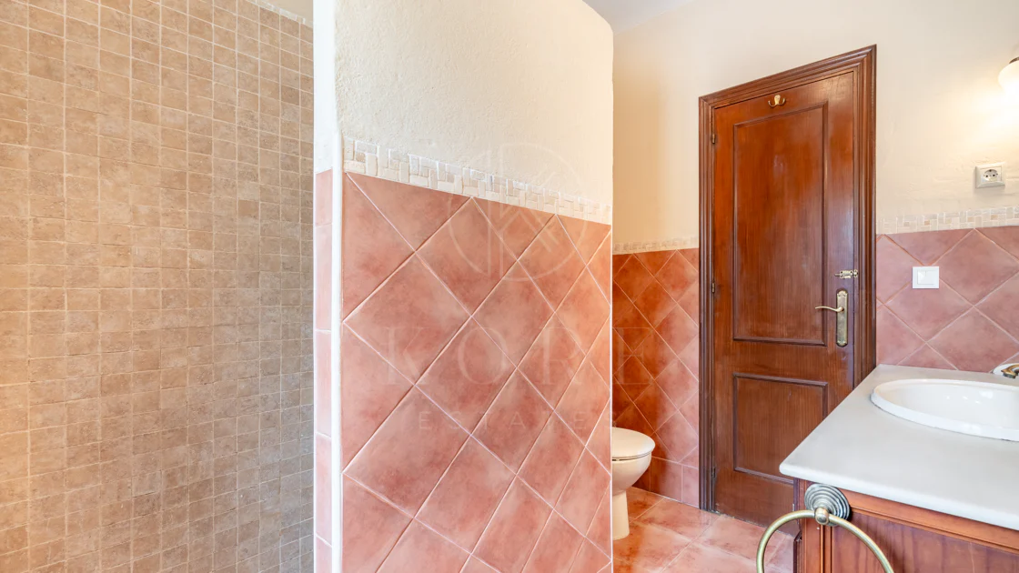 VILĂ FERMECĂTOARE CU 4 DORMITOARE ȘI SPAȚIU EXTERIOR EXTINS ÎN MARBELLA