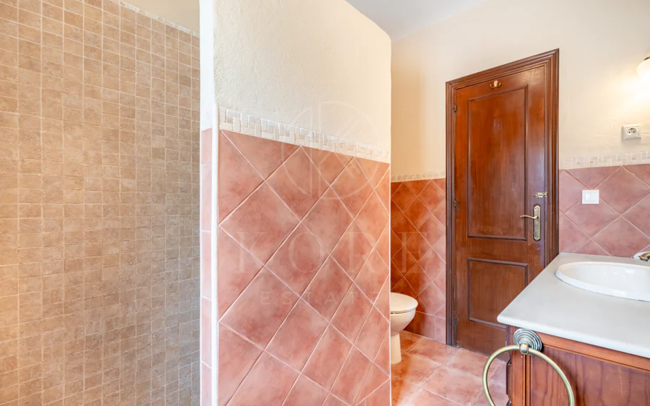 CHARMING 4-BEDROOM VILLA WITH EXPANSIVE OUTDOOR AREA IN MARBELLA
