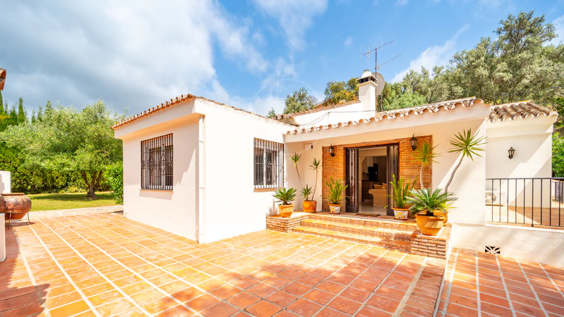 VILĂ FERMECĂTOARE CU 4 DORMITOARE ȘI SPAȚIU EXTERIOR EXTINS ÎN MARBELLA
