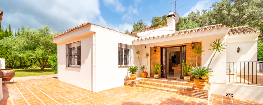 VILĂ FERMECĂTOARE CU 4 DORMITOARE ȘI SPAȚIU EXTERIOR EXTINS ÎN MARBELLA