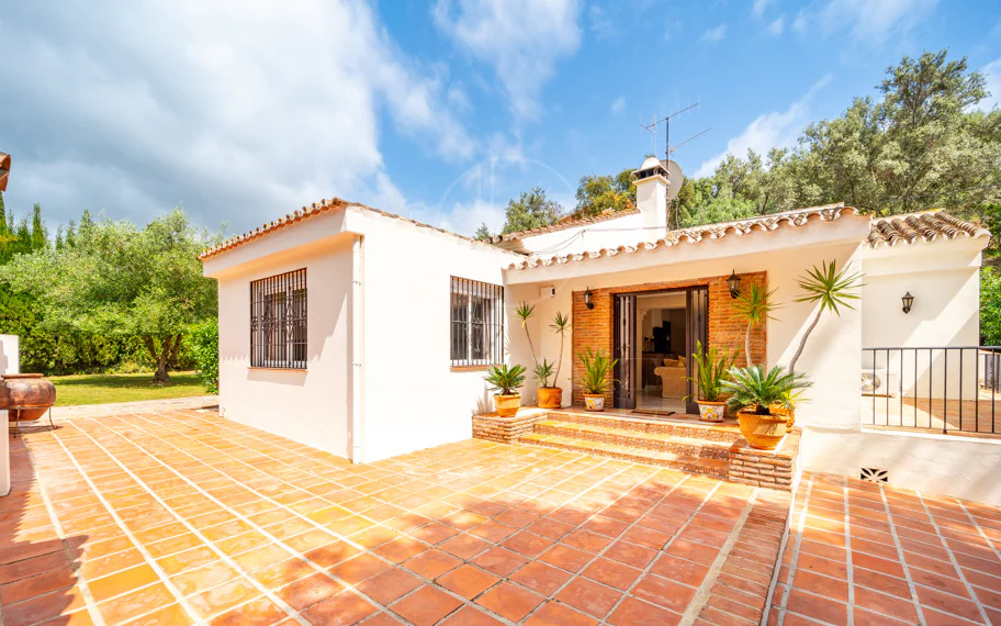 CHARMING 4-BEDROOM VILLA WITH EXPANSIVE OUTDOOR AREA IN MARBELLA