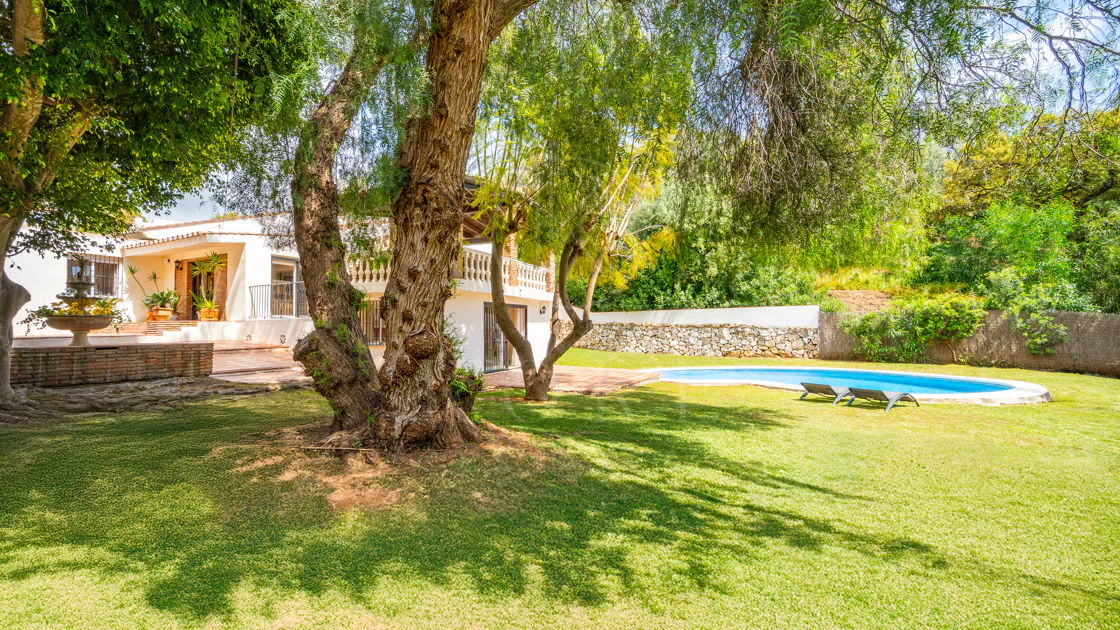 VILĂ FERMECĂTOARE CU 4 DORMITOARE ȘI SPAȚIU EXTERIOR EXTINS ÎN MARBELLA