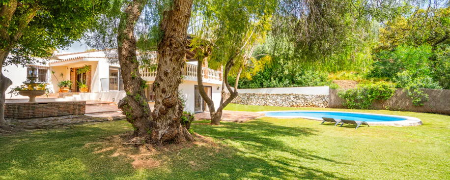 VILĂ FERMECĂTOARE CU 4 DORMITOARE ȘI SPAȚIU EXTERIOR EXTINS ÎN MARBELLA