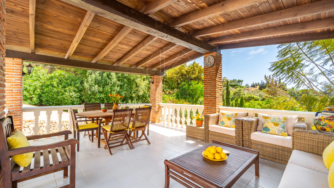 VILĂ FERMECĂTOARE CU 4 DORMITOARE ȘI SPAȚIU EXTERIOR EXTINS ÎN MARBELLA