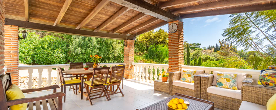 VILĂ FERMECĂTOARE CU 4 DORMITOARE ȘI SPAȚIU EXTERIOR EXTINS ÎN MARBELLA