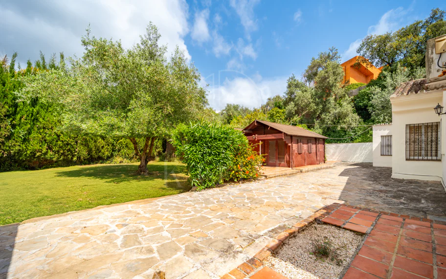 CHARMING 4-BEDROOM VILLA WITH EXPANSIVE OUTDOOR AREA IN MARBELLA