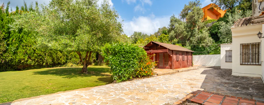 VILĂ FERMECĂTOARE CU 4 DORMITOARE ȘI SPAȚIU EXTERIOR EXTINS ÎN MARBELLA