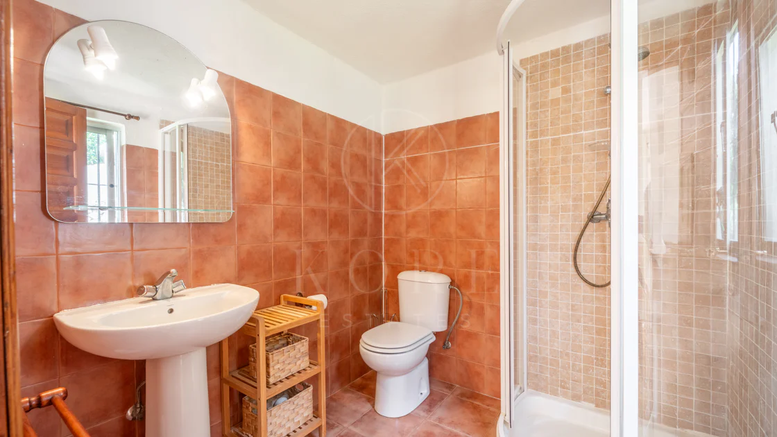 VILĂ FERMECĂTOARE CU 4 DORMITOARE ȘI SPAȚIU EXTERIOR EXTINS ÎN MARBELLA