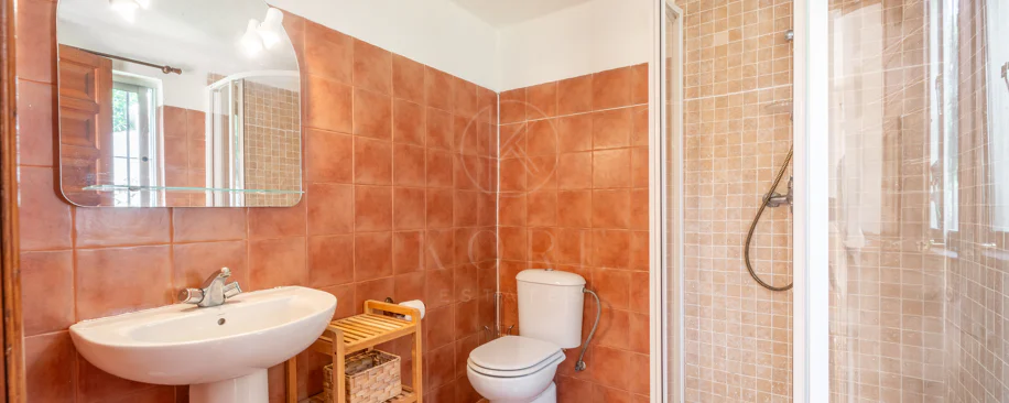 VILĂ FERMECĂTOARE CU 4 DORMITOARE ȘI SPAȚIU EXTERIOR EXTINS ÎN MARBELLA