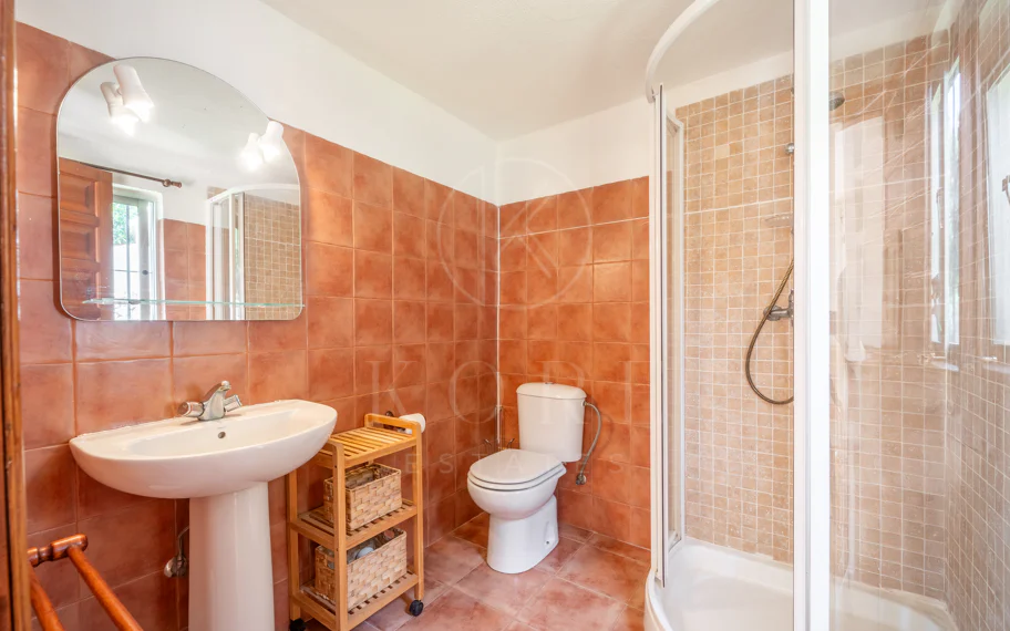 CHARMING 4-BEDROOM VILLA WITH EXPANSIVE OUTDOOR AREA IN MARBELLA