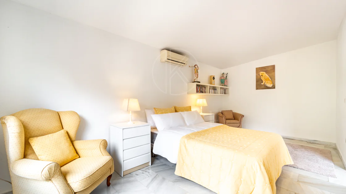 VILĂ FERMECĂTOARE CU 4 DORMITOARE ȘI SPAȚIU EXTERIOR EXTINS ÎN MARBELLA
