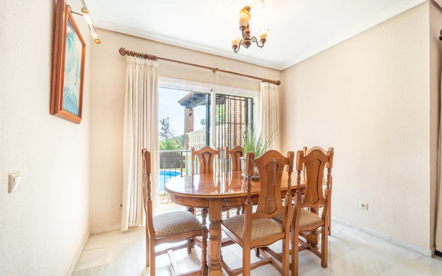 CHARMING 4-BEDROOM VILLA WITH EXPANSIVE OUTDOOR AREA IN MARBELLA