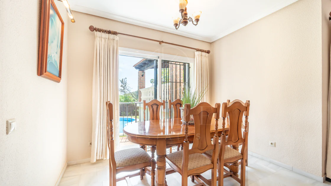 VILĂ FERMECĂTOARE CU 4 DORMITOARE ȘI SPAȚIU EXTERIOR EXTINS ÎN MARBELLA