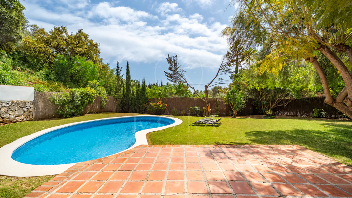 VILĂ FERMECĂTOARE CU 4 DORMITOARE ȘI SPAȚIU EXTERIOR EXTINS ÎN MARBELLA
