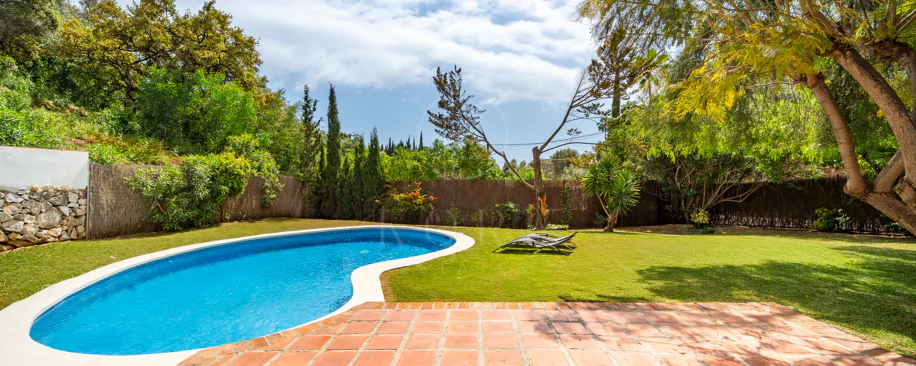 VILĂ FERMECĂTOARE CU 4 DORMITOARE ȘI SPAȚIU EXTERIOR EXTINS ÎN MARBELLA