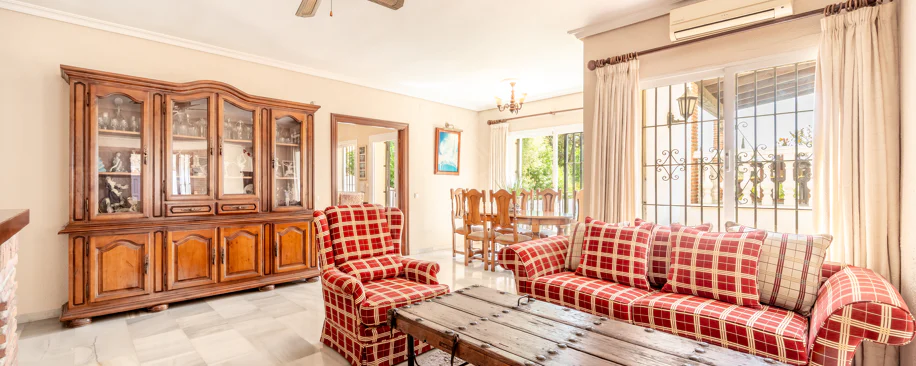 VILĂ FERMECĂTOARE CU 4 DORMITOARE ȘI SPAȚIU EXTERIOR EXTINS ÎN MARBELLA