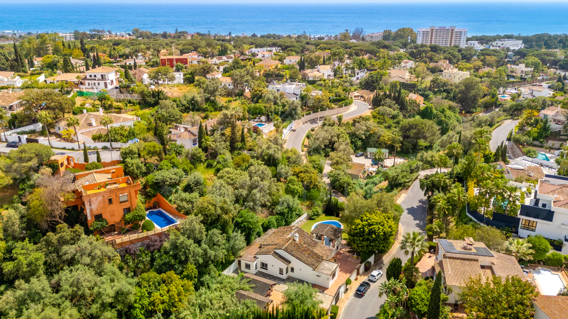 VILĂ FERMECĂTOARE CU 4 DORMITOARE ȘI SPAȚIU EXTERIOR EXTINS ÎN MARBELLA