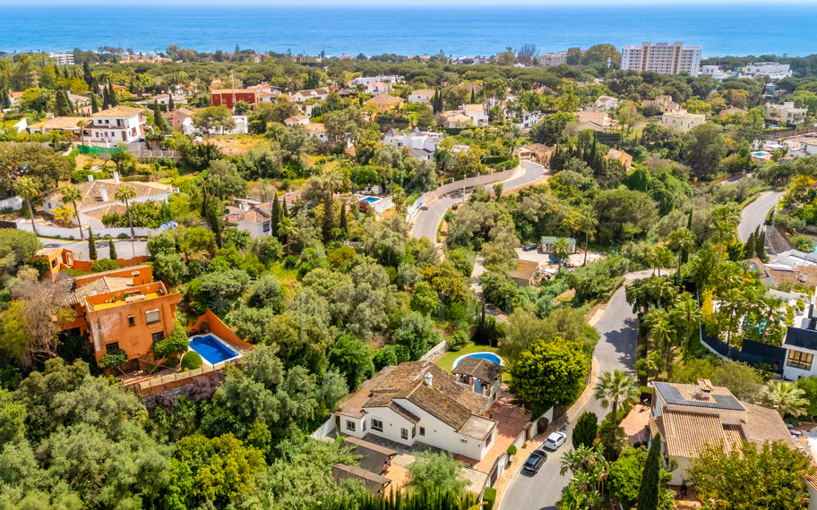CHARMING 4-BEDROOM VILLA WITH EXPANSIVE OUTDOOR AREA IN MARBELLA