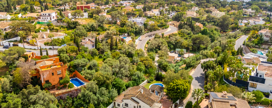 VILĂ FERMECĂTOARE CU 4 DORMITOARE ȘI SPAȚIU EXTERIOR EXTINS ÎN MARBELLA