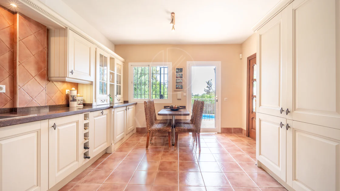VILĂ FERMECĂTOARE CU 4 DORMITOARE ȘI SPAȚIU EXTERIOR EXTINS ÎN MARBELLA