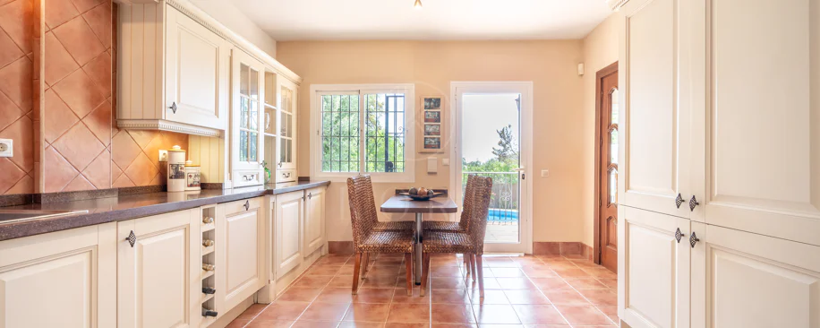 VILĂ FERMECĂTOARE CU 4 DORMITOARE ȘI SPAȚIU EXTERIOR EXTINS ÎN MARBELLA