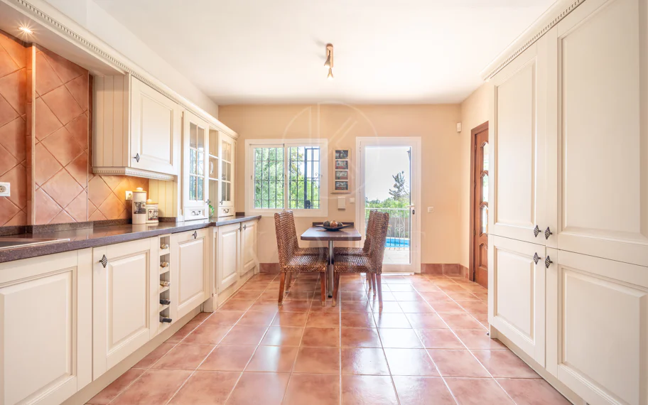 CHARMING 4-BEDROOM VILLA WITH EXPANSIVE OUTDOOR AREA IN MARBELLA