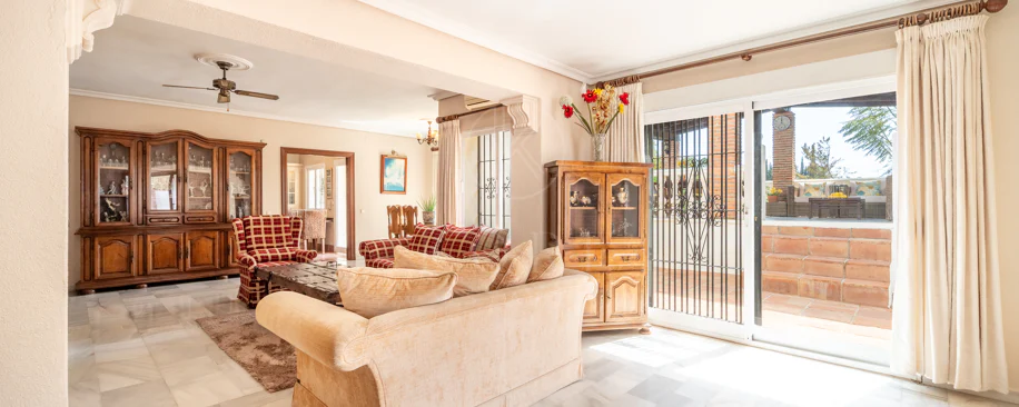 VILĂ FERMECĂTOARE CU 4 DORMITOARE ȘI SPAȚIU EXTERIOR EXTINS ÎN MARBELLA