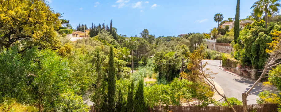 VILĂ FERMECĂTOARE CU 4 DORMITOARE ȘI SPAȚIU EXTERIOR EXTINS ÎN MARBELLA