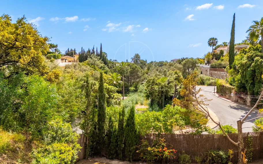 CHARMING 4-BEDROOM VILLA WITH EXPANSIVE OUTDOOR AREA IN MARBELLA