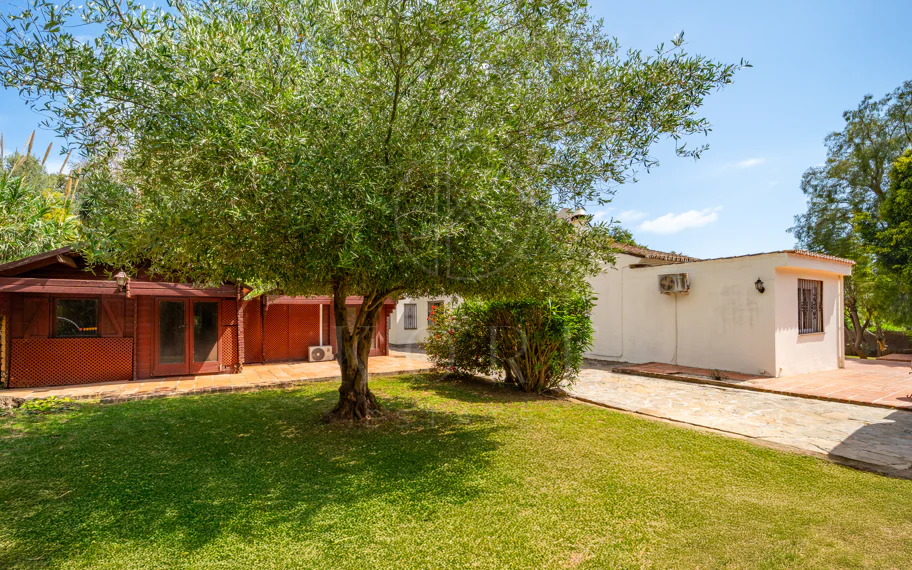 CHARMING 4-BEDROOM VILLA WITH EXPANSIVE OUTDOOR AREA IN MARBELLA