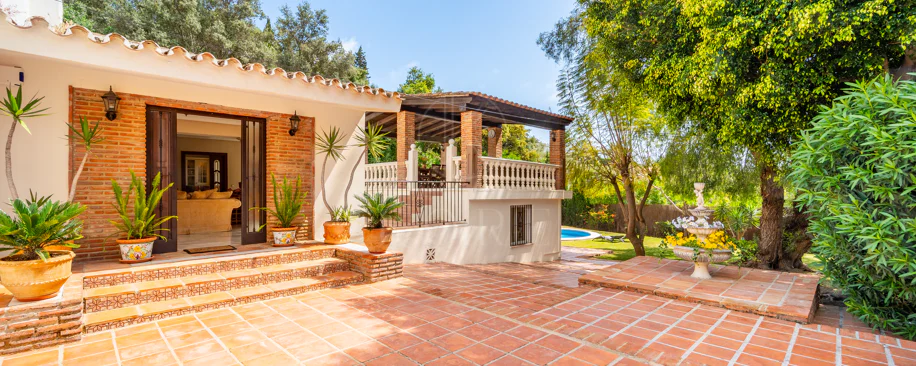 VILĂ FERMECĂTOARE CU 4 DORMITOARE ȘI SPAȚIU EXTERIOR EXTINS ÎN MARBELLA