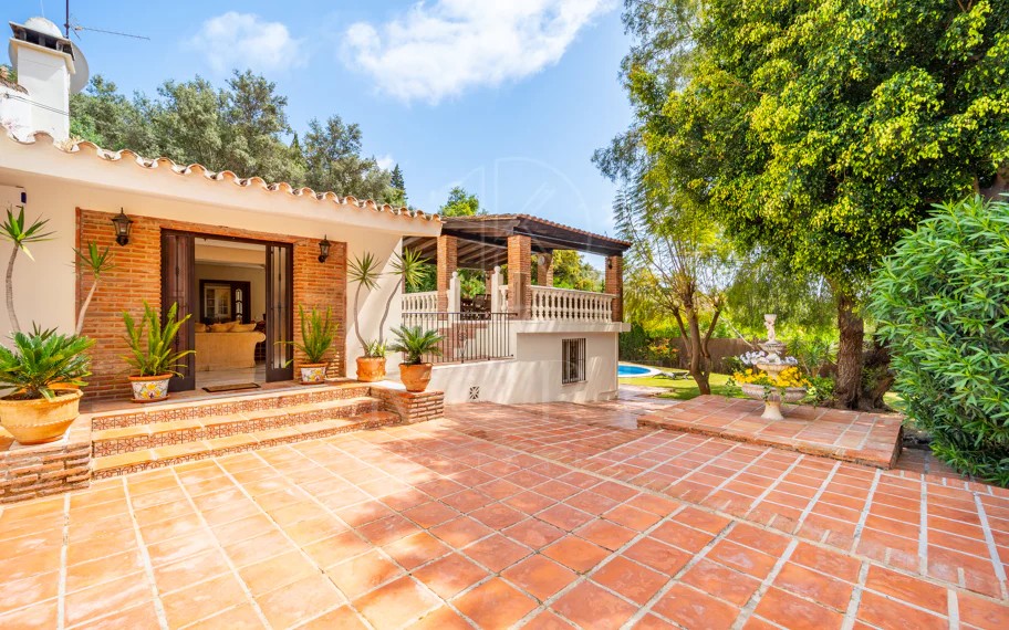 CHARMING 4-BEDROOM VILLA WITH EXPANSIVE OUTDOOR AREA IN MARBELLA