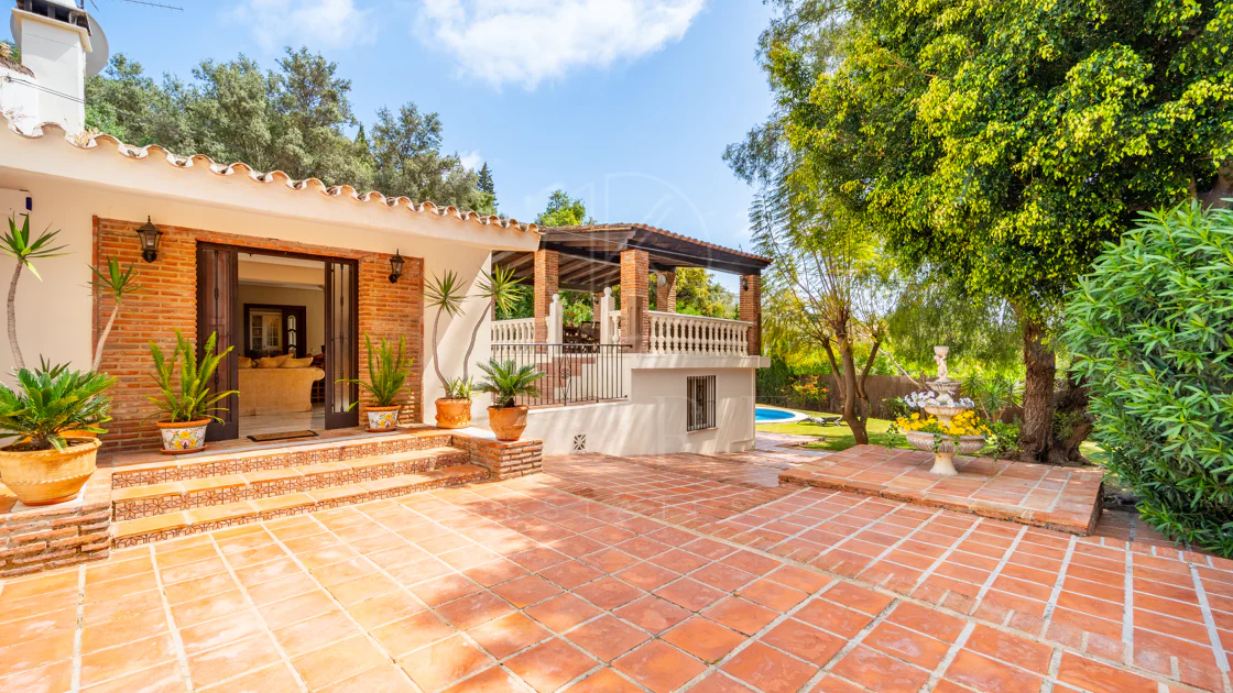 VILĂ FERMECĂTOARE CU 4 DORMITOARE ȘI SPAȚIU EXTERIOR EXTINS ÎN MARBELLA