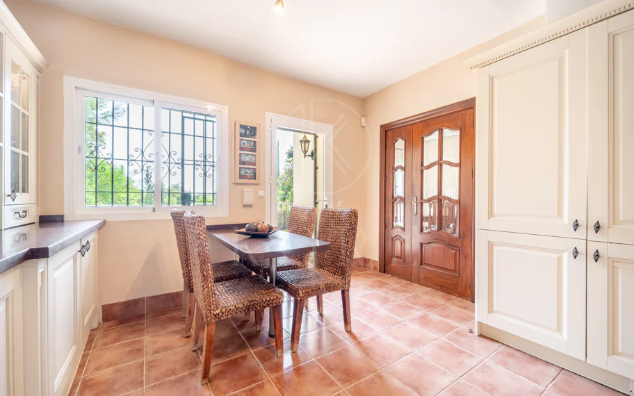 CHARMING 4-BEDROOM VILLA WITH EXPANSIVE OUTDOOR AREA IN MARBELLA