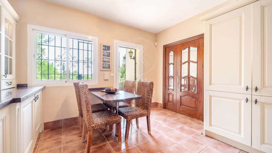 VILĂ FERMECĂTOARE CU 4 DORMITOARE ȘI SPAȚIU EXTERIOR EXTINS ÎN MARBELLA