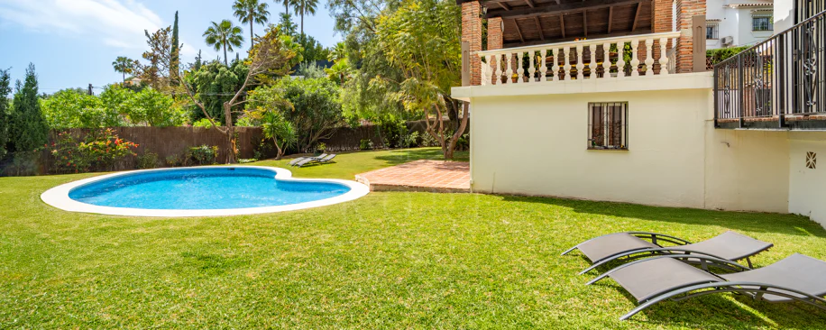 VILĂ FERMECĂTOARE CU 4 DORMITOARE ȘI SPAȚIU EXTERIOR EXTINS ÎN MARBELLA