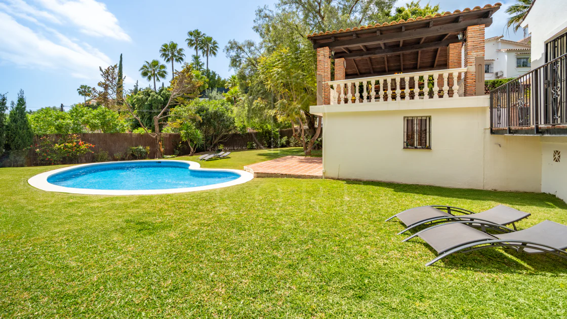 VILĂ FERMECĂTOARE CU 4 DORMITOARE ȘI SPAȚIU EXTERIOR EXTINS ÎN MARBELLA