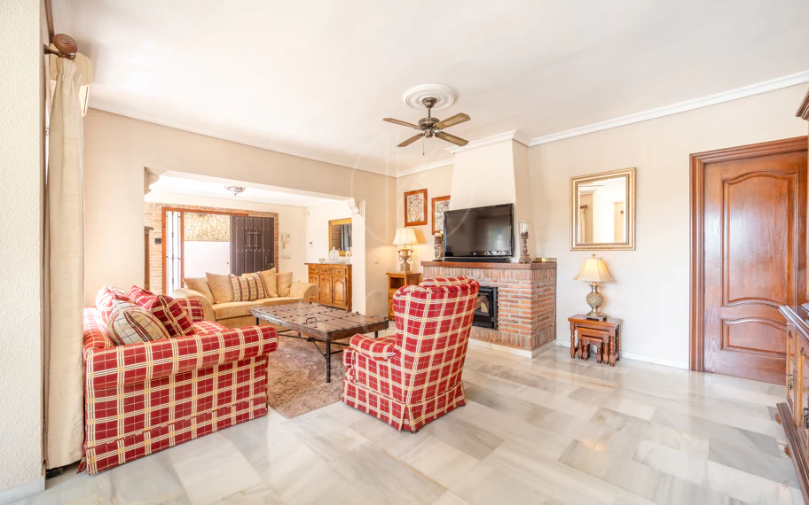 CHARMING 4-BEDROOM VILLA WITH EXPANSIVE OUTDOOR AREA IN MARBELLA