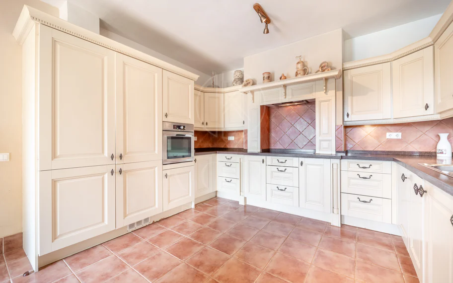 CHARMING 4-BEDROOM VILLA WITH EXPANSIVE OUTDOOR AREA IN MARBELLA