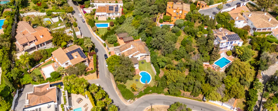 VILĂ FERMECĂTOARE CU 4 DORMITOARE ȘI SPAȚIU EXTERIOR EXTINS ÎN MARBELLA