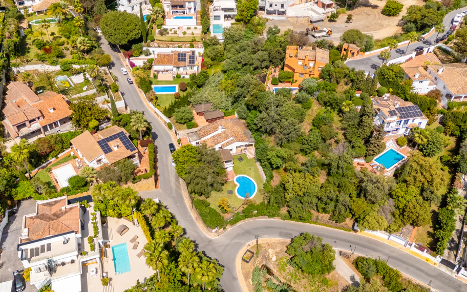 CHARMING 4-BEDROOM VILLA WITH EXPANSIVE OUTDOOR AREA IN MARBELLA